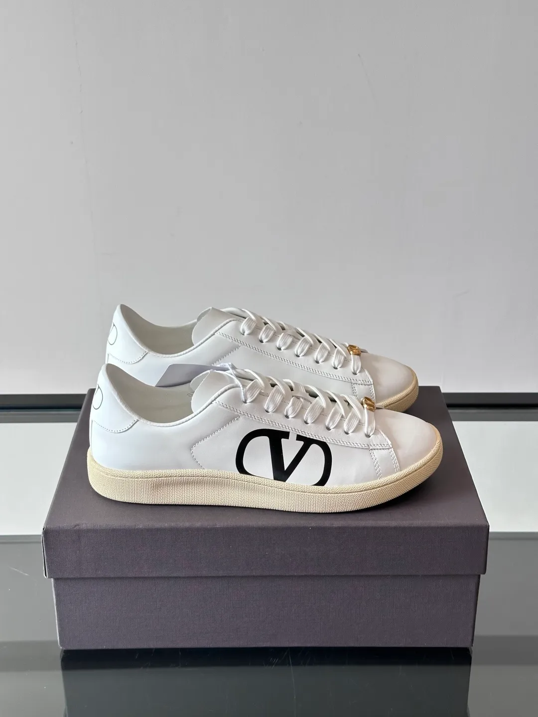 P440¥& VALENTINO Boys’ spring and summer white shoes🤍 VALENTINO GARAVANI ROYCO men’s soft calfskin sneakers, the shoelaces are equipped with removable vintage brass distressed effect VLOGO SIGNATURE accessories, and the back of the shoes is screen printed. Comfortable and good looking on the feet!  size：38-45